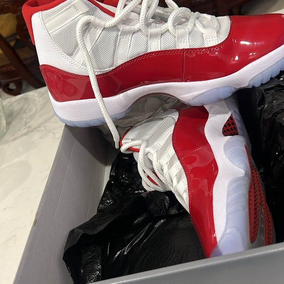 Air jordan 11s retro “cherry” - Picture 2 of 3